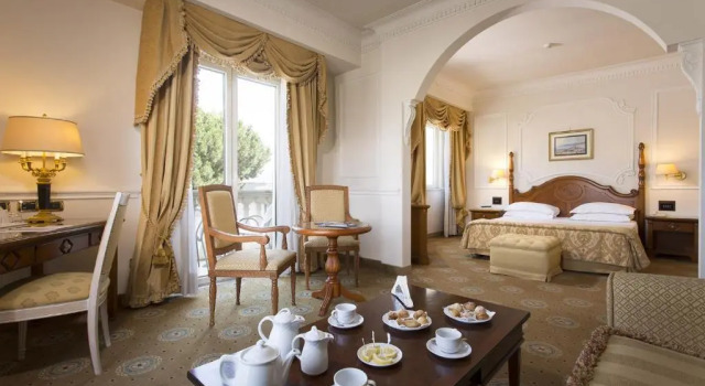 Четырёхместный номер Grand Hotel Vanvitelli
