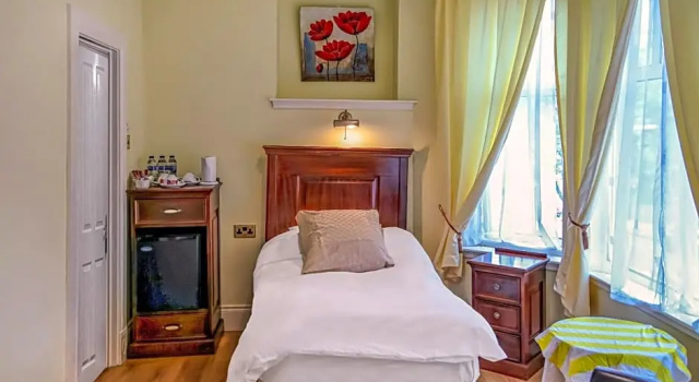 Трёхместный номер Standard OYO Avenue House