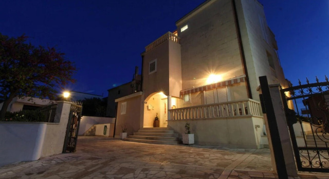 Amazing Apartment in Tucepi With 1 Bedrooms and Wifi, Rezerwuj Apartament Hotele w Split-Dalmatia County z parkingiem, Parking