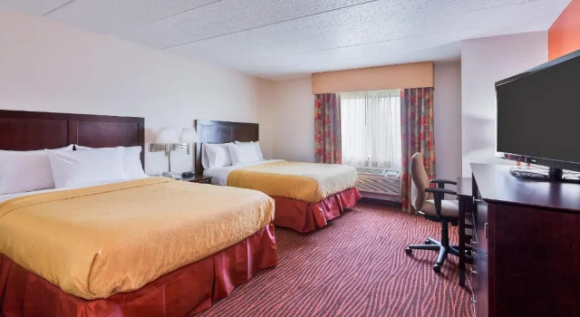 Четырёхместный номер Standard AmericInn by Wyndham Muscatine
