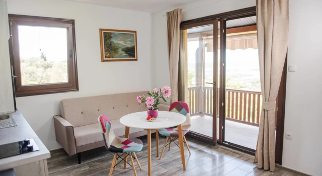 Sunset Holiday Home, Buchen Sie Ferienwohnung Hotels in Kavac mit Pool, Schwimmbad