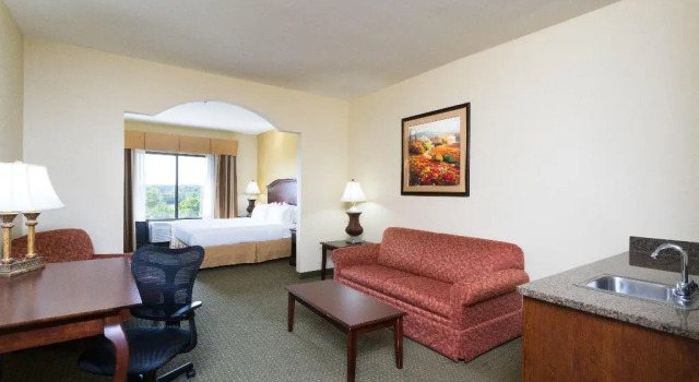Holiday Inn Express & Suites Lexington NW-The Vineyard, Varaa Hotelli Lexington Pohjois-Carolina