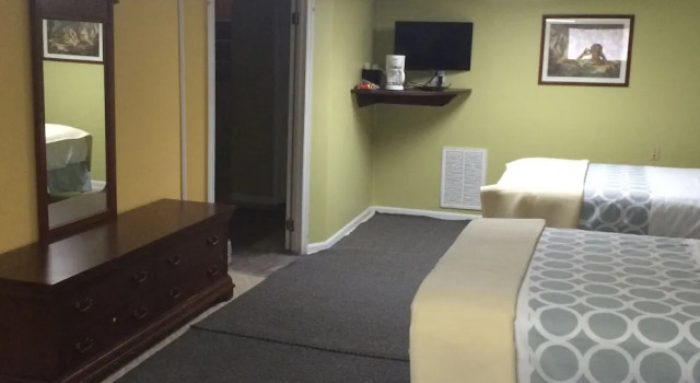 Шестиместный номер Comfort Dixie Plaza Hotel