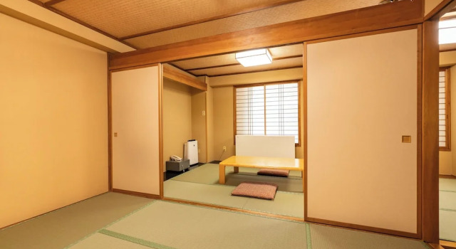 Кровать в общем номере Ooedo Onsen Monogatari Kounkaku