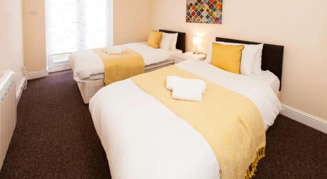 Апартаменты Stayzo Penthouse Accommodation 1- Premier Lodge