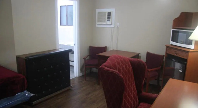 Четырёхместный номер Standard American Plaza Motel