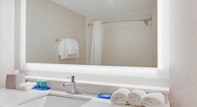 Четырёхместный люкс Holiday Inn Express Hotel & Suites Fort Lauderdale Airport/Cruise Port by IHG