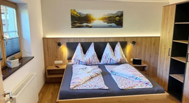 Коттедж с балконом Sunny Alpine Apartment by the Slopes