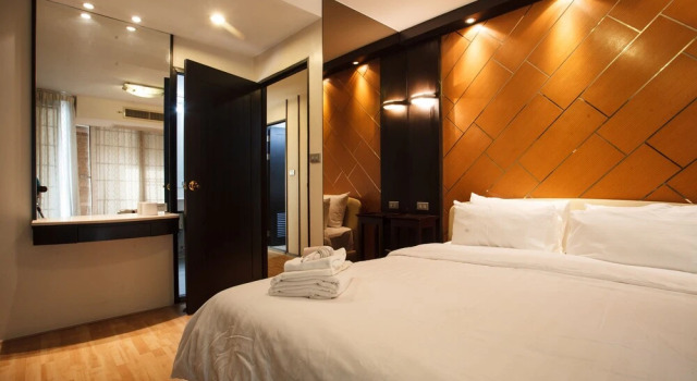 2A - 2 Bedroom Downtown Apartment With Shared Pool, Забронировать Апартаменты/квартира Отели Бангкока с бассейном, рядом с Улица Сой Ковбой, Бассейн