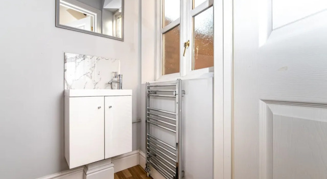 3BR Thames Retreat Heathrow 10min Train 5min, Забронировать Дом для отпуска Эгам 