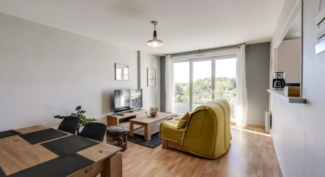 Апартаменты Chic apart with parking and balcony