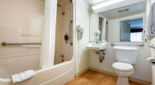 Четырёхместный номер Standard Quality Inn Falconer - Jamestown