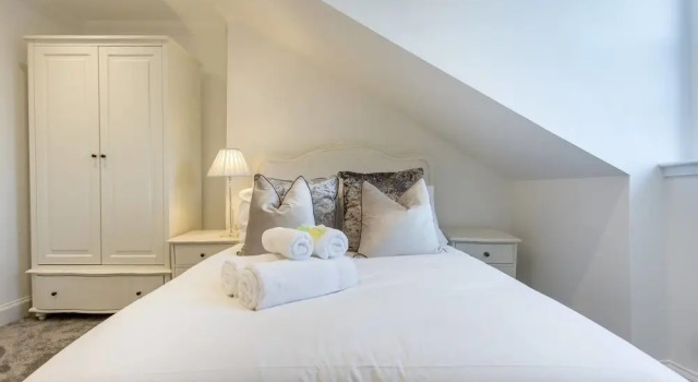 Luxury 4-bedroom Townhouse in Prestigious West End, Забронировать Отель Отели Glasgow & The Clyde Valley с парковкой, Парковка