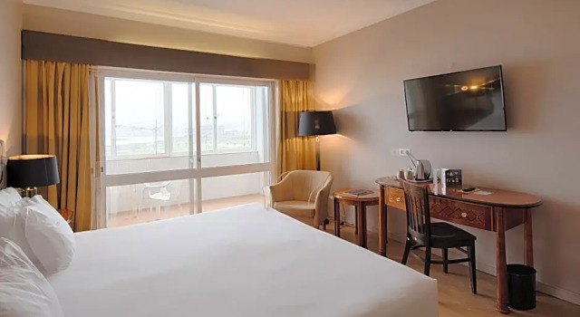 Номер Standard с видом на город Golden Tulip Porto Gaia