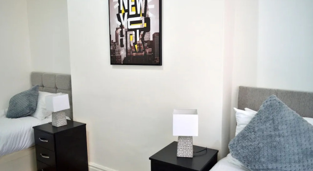 Beautiful Two-bed Apartment With Driveway Parking