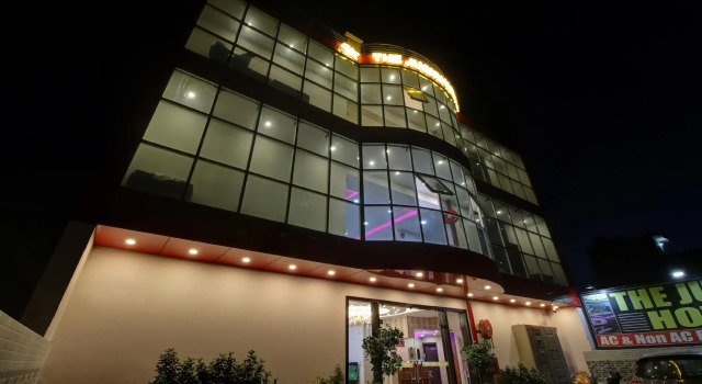 Treebo Trend Jugnu, Varaa Hotelli Hotellit Chandigarh Region aamiaisella, Aamiainen