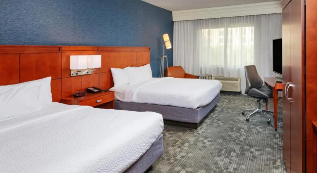 Четырёхместный номер Standard Courtyard by Marriott Santa Ana Orange County