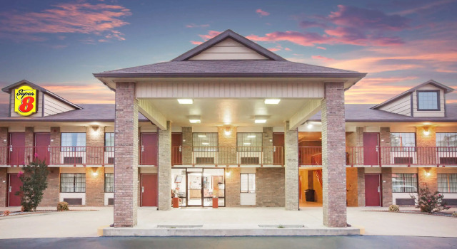 Super 8 Clinton, Book Mini-hotel Hoteller i Ozarks med pool, Swimmingpool
