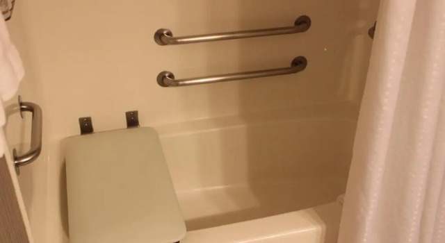 Четырёхместный номер Standard Holiday Inn Express & Suites Chicago Deerfield Lincolnshire by IHG