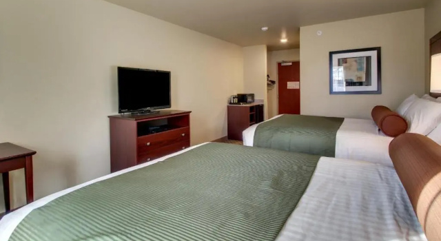 Четырёхместный номер Deluxe Cobblestone Inn & Suites - Cambridge