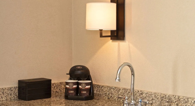 Четырёхместный номер Standard с 2 комнатами Embassy Suites by Hilton Flagstaff
