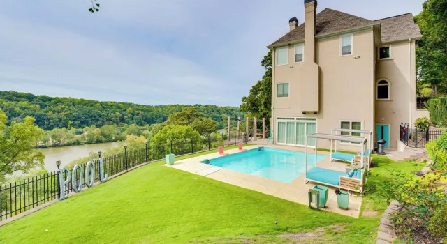 Апартаменты Modern Retreat w/ River View in Roswell!