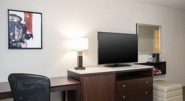 Четырёхместный номер Executive Delta Hotels by Marriott Kalamazoo Conference Center