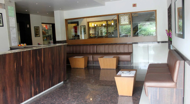 Vetro Inn, Rezerwuj Hotel Hotele w Surat z parkingiem, Parking