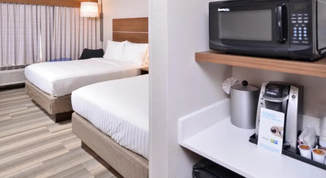 Четырёхместный номер Standard Holiday Inn Express & Suites Indianapolis Dtn-Conv Ctr Area by IHG
