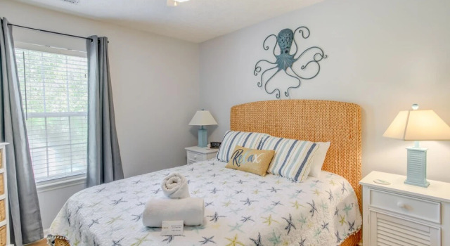 Коттедж Charming Oak Island Home 1 Mi to Beach!