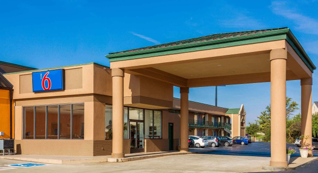 Americas Best Inn - Clarksville, Rezerwuj Motel Hotele w Clarksville z basenem, Basen