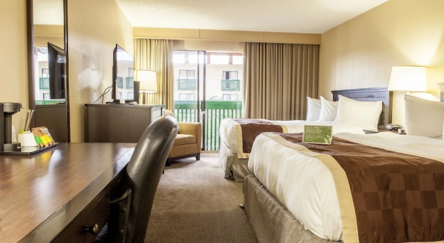 Четырёхместный номер Standard с балконом Baymont by Wyndham Red Deer