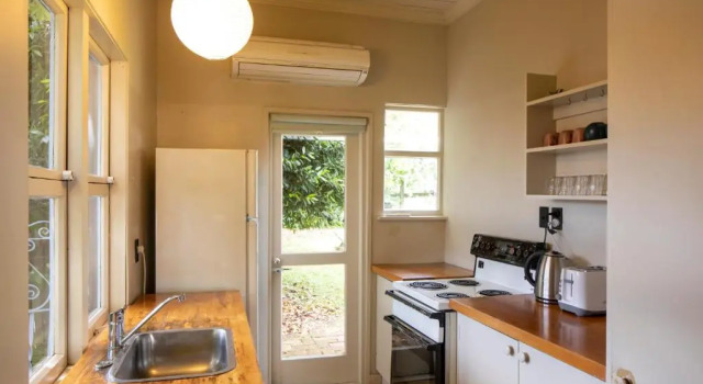 Iona Cottage - Akaroa Holiday Home