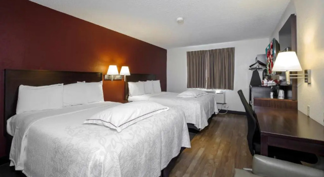 Четырёхместный номер Premium Red Roof Inn PLUS+ & Suites Malone