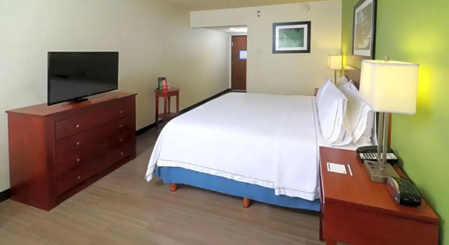 Четырёхместный номер Deluxe Holiday Inn Express Guadalajara Aeropuerto by IHG