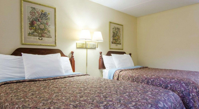 Четырёхместный номер Standard Rodeway Inn Norcross