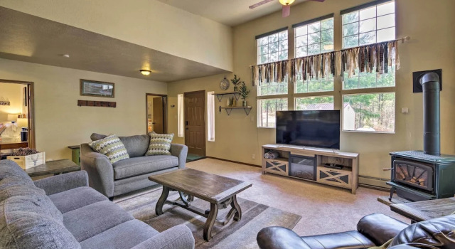 Коттедж Private Cabin, 5-min Drive to Hot Springs & Golf!