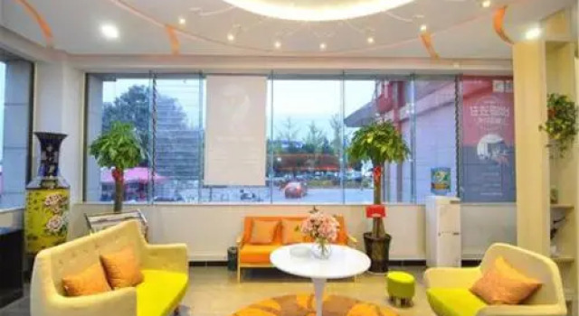 Thank Inn Chain Hotel Yunnan Kunming Panlong District Shiboyuan, Rezerwuj Hotel Hotele w Kunming z parkingiem, Parking