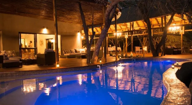 Номер Luxury Moditlo River Lodge