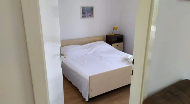 Apartments 1st line to sea and beach,quiet area,private parking,terrace with sea view, Забронировать Апартаменты/квартира Отели Врбоска с парковкой, рядом с Частный Пляж «Виллы Эмма», Парковка
