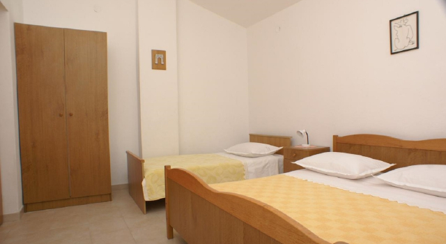 Apartment Niko - 50 m from pebble beach: A4 Pisak, Riviera Omis, Rezerwuj Apartament Pisak Split Region