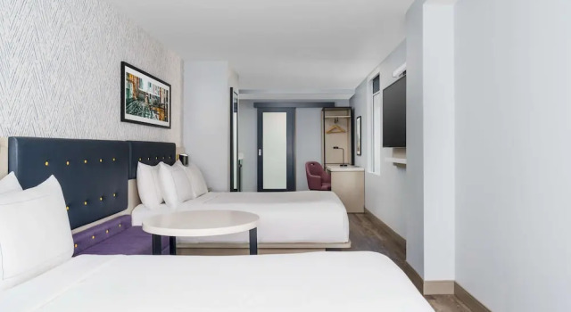 Четырёхместный номер Deluxe DoubleTree by Hilton New York Midtown Fifth Ave