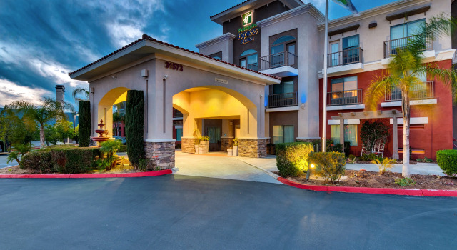 Holiday Inn Express Hotel & Suites Lake Elsinore by IHG, Забронировать Отель Каньон-Лейк 