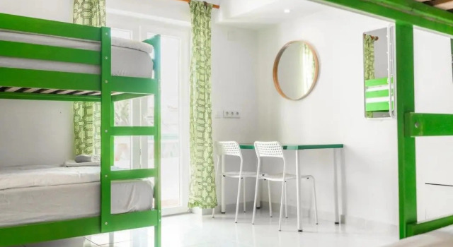 Кровать в общем номере с балконом и с видом на внутренний двор Surf Yoga Ericeira Guest House