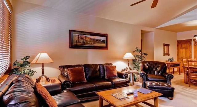 2208 Timberline Lodge, Trappeur's Crossing Apartment 4, Забронировать Апартаменты/квартира Отели Стимбот-Спрингса с парковкой, рядом с Preview Ski Lift, Парковка