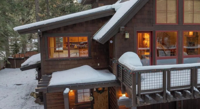 Minutes to Ski Resorts, 5min Walk to Lake Sunnyside Ward Creek by Avantstay