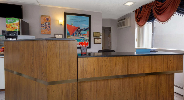 Howard Johnson by Wyndham Colorado Springs, Buchen Sie Hotel Hotels in Colorade Springs mit Pool, Schwimmbad