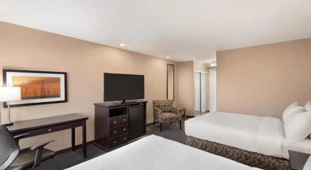 Четырёхместный номер Standard Royal Hotel Edmonton Airport Trademark Collection By Wyndham
