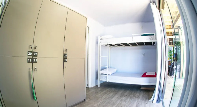 Кровать в общем номере с 6 комнатами Innbox Praia do Rosa
