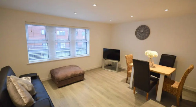 Spacious 2 Bed Flat With Parking In Bedminster